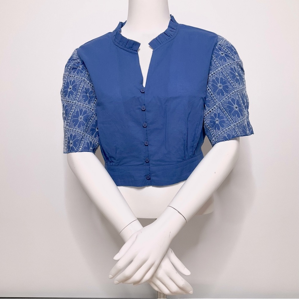 Solitaire Womens Blue Embroidered Eyelet Button Front Crop Top SZ M Coquette